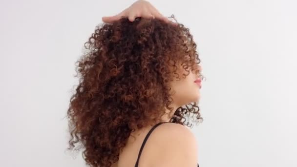 Μικτή φυλή μαύρη γυναίκα με φακίδες και σγουρά μαλλιά σε στούντιο στο προφίλ για μια φωτογραφική μηχανή — Αρχείο Βίντεο