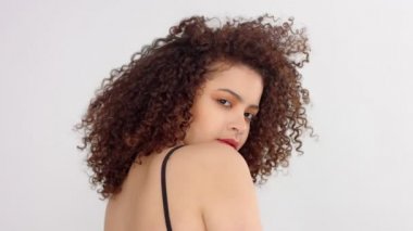 Çiller ve profil fotoğraf stüdyosunda kıvırcık saç karışık ırk siyah kadınla