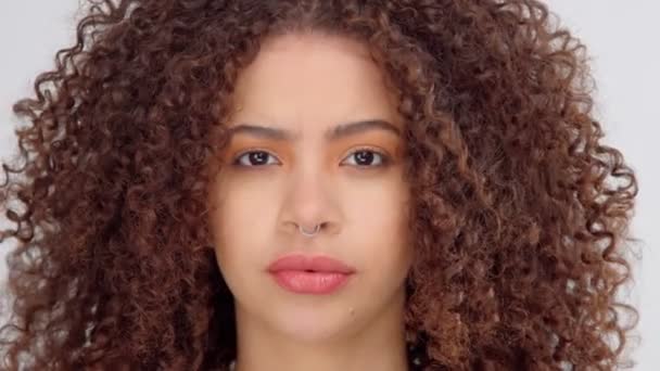 Mezcla raza negro mujer con pecas y rizado cabello en estudio en blanco poses a un cámara — Vídeos de Stock