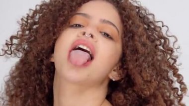 Çiller ve fotoğraf makinesi beyaz pozlar Studio'yu kıvırcık saç karışık ırk siyah kadınla