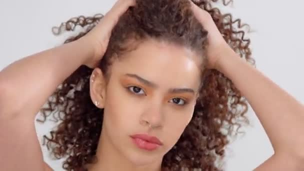 Mixte race femme noire avec des taches de rousseur et les cheveux bouclés en studio sur pose blanche à une caméra — Video