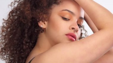 Çiller ve fotoğraf makinesi beyaz pozlar Studio'yu kıvırcık saç karışık ırk siyah kadınla