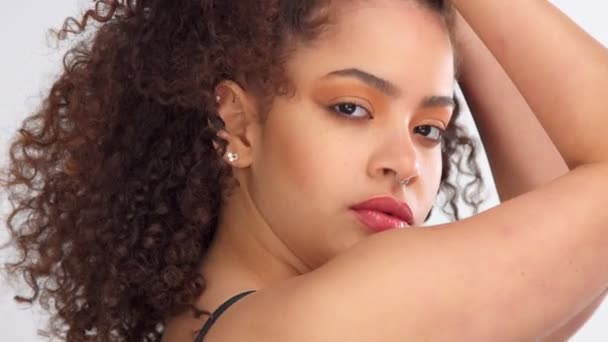 Çiller ve fotoğraf makinesi beyaz pozlar Studio'yu kıvırcık saç karışık ırk siyah kadınla — Stok video