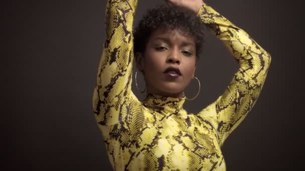 Blandad ras afroamerikanska kvinnan i ljusa gul klänning med python print. 90-talet stil — Stockvideo