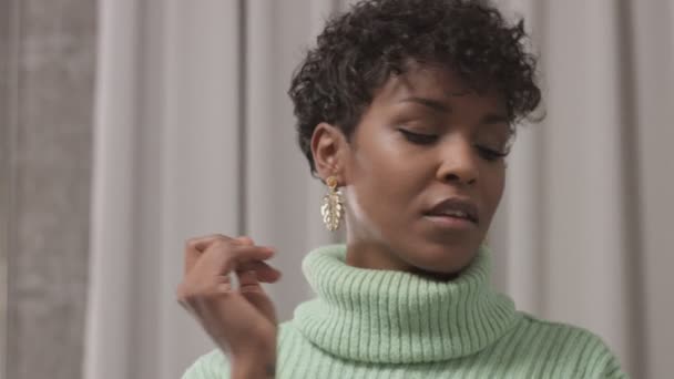 Mujer en suéter de menta en estudio con fondo de cortina gris, 90s offise style — Vídeos de Stock