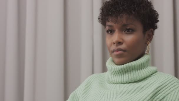 Mujer en suéter de menta en estudio con fondo de cortina gris, 90s offise style — Vídeos de Stock