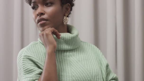 Žena v mátový svetr ve studiu s šedou oponou pozadím, 90s offise styl — Stock video