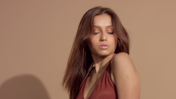 Portrét smowmotion ypung brunetka s vlasy vlající ve vzduchu — Stock video