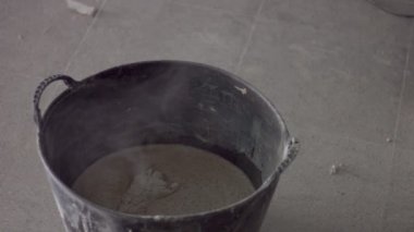 Genç kadın duvara bir Seramik kiremit koymak
