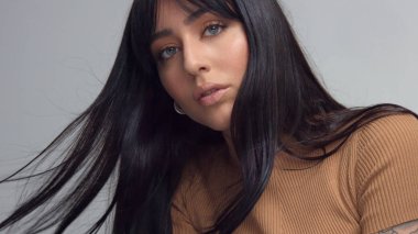 Studio mavi gözlü esmer kadın karışık yarış