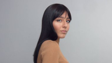 Studio mavi gözlü esmer kadın karışık yarış