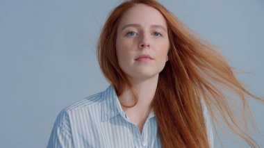 gingerhead kırmızı saçlı, kızıl saç modeli mavi zemin üzerine mavi gözlü