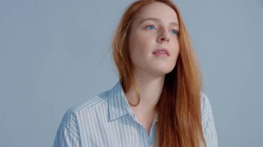 gingerhead kırmızı saçlı, kızıl saç modeli mavi zemin üzerine mavi gözlü