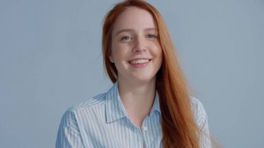 gingerhead kırmızı saçlı, kızıl saç modeli mavi zemin üzerine mavi gözlü