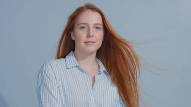 gingerhead kırmızı saçlı, kızıl saç modeli mavi zemin üzerine mavi gözlü