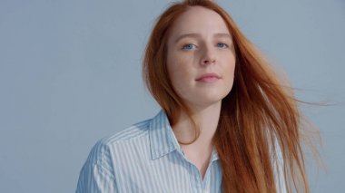 gingerhead kırmızı saçlı, kızıl saç modeli mavi zemin üzerine mavi gözlü