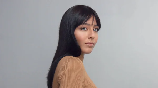 MIxed race brunette woman with blue eyes in studio — Stock Photo, Image