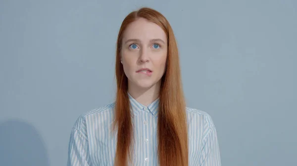 Ingwerkopf rote Haare, Ingwerhaarmodell mit blauen Augen auf blauem Hintergrund — Stockfoto
