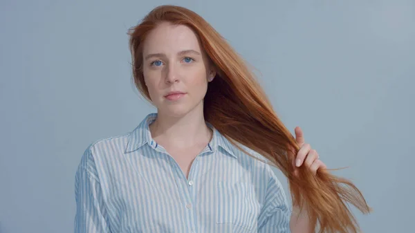 Cabeza de jengibre pelo rojo, modelo de pelo de jengibre con ojos azules sobre fondo azul — Foto de Stock