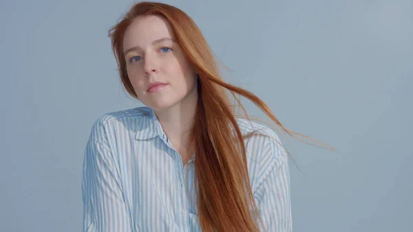 Cabeza de jengibre pelo rojo, modelo de pelo de jengibre con ojos azules sobre fondo azul —  Fotos de Stock