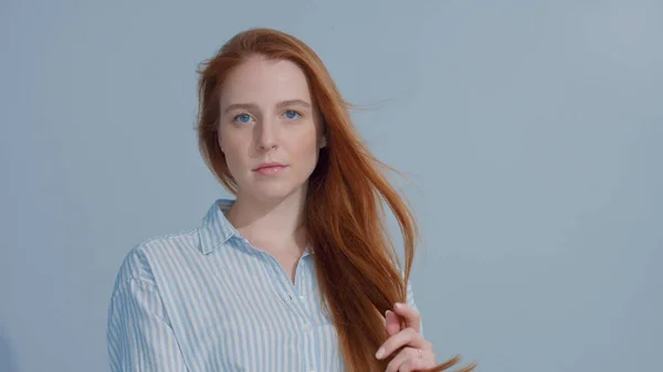 Gingerhead kırmızı saçlı, kızıl saç modeli mavi zemin üzerine mavi gözlü — Stok fotoğraf
