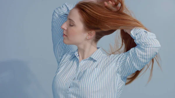 Capelli rossi rossicci, modello capelli rossicci con occhi azzurri su sfondo blu — Foto Stock