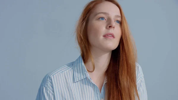 Cabeça de gengibre cabelo vermelho, modelo de cabelo de gengibre com olhos azuis no fundo azul — Fotografia de Stock