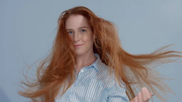 Rambut merah gingerhead, model rambut jahe dengan mata biru pada latar belakang biru — Stok Foto