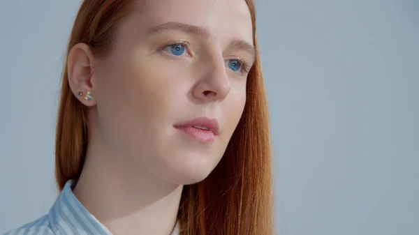 Ingwerkopf rote Haare, Ingwerhaarmodell mit blauen Augen auf blauem Hintergrund — Stockfoto