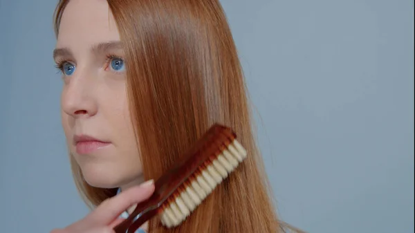 Cabeça de gengibre cabelo vermelho, modelo de cabelo de gengibre com olhos azuis no fundo azul — Fotografia de Stock