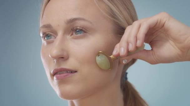 Blond model tijdens gezichtsbehandeling routine — Stockvideo