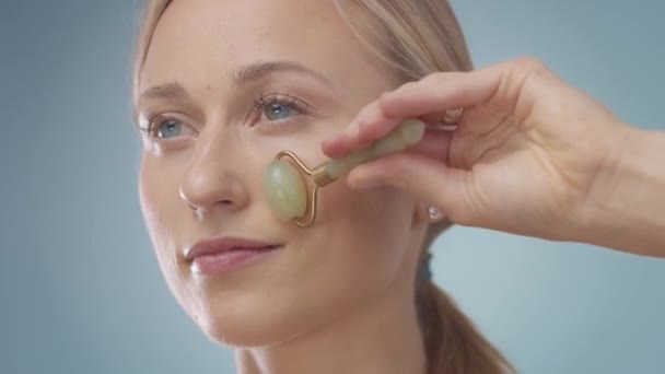 Blond modell under ansiktsbehandling rutin — Stockvideo