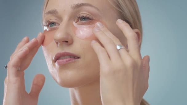Blondine Modell während Gesichtsbehandlung Routine — Stockvideo