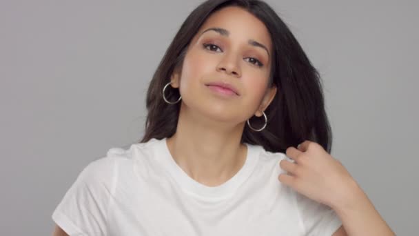 Joven mujer de raza mixta en estudio en look casual — Vídeos de Stock
