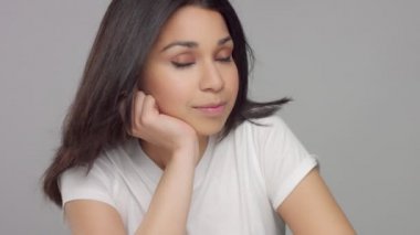 Stüdyoda sıradan görünümlü genç melez bir kadın.