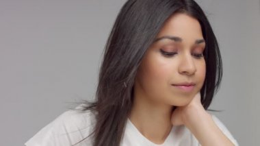 Stüdyoda sıradan görünümlü genç melez bir kadın.