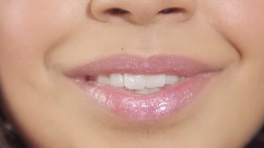 parlak lipgloss gülümseyen kadın dudakları yakın çekim