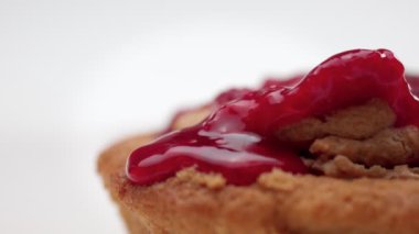 üzerine meyve tepesi ile küçük pasta