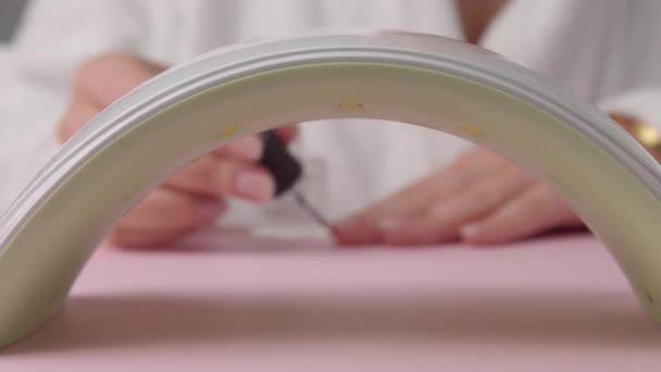 Primer plano mujer mano en rosa hace manicura para sí misma — Vídeos de Stock