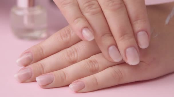 Zbliżenie kobieta ręka na różowy sprawia, że manicure dla siebie — Wideo stockowe