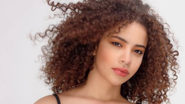 Çiller ve kıvırcık saçlı portre portre saç üfleme ile karışık ırk siyah kadınla