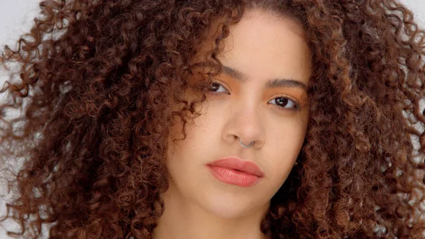 Mulher negra de raça mista com sardas e cabelo encaracolado closeup retrato com cabelo soprando — Fotografia de Stock