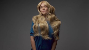 dramatik üst ışık ile stüdyoda nordic sarışın model. Sarı uzun saçlı