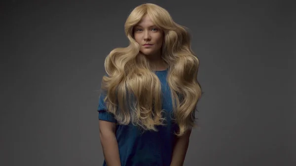 Nordisk blond modell i Studio med dramatisk topp ljus. Blondin långt hår — Stockfoto