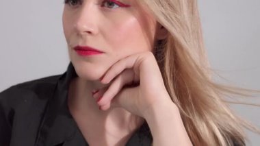 stüdyoda parlak kırmızı makyaj ile sarışın kadın