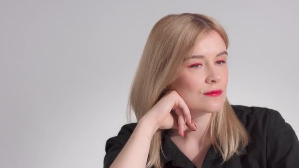 Mujer rubia con maquillaje rojo brillante en el estudio — Vídeos de Stock