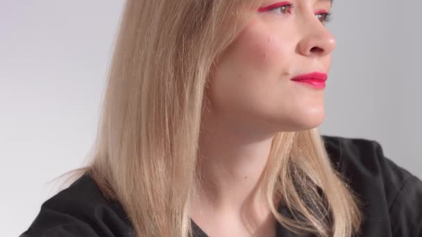 Blonde Frau mit knallrotem Make-up im Studio — Stockvideo