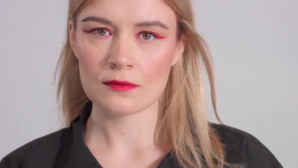 Blond kvinna med klarröd makeup i studion — Stockvideo