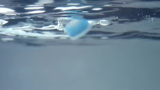 Un cepillo de dientes sumergirse en agua clara — Vídeos de Stock