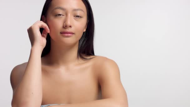 Stüdyo güzellik çekimi karışık ırk asya modeli — Stok video